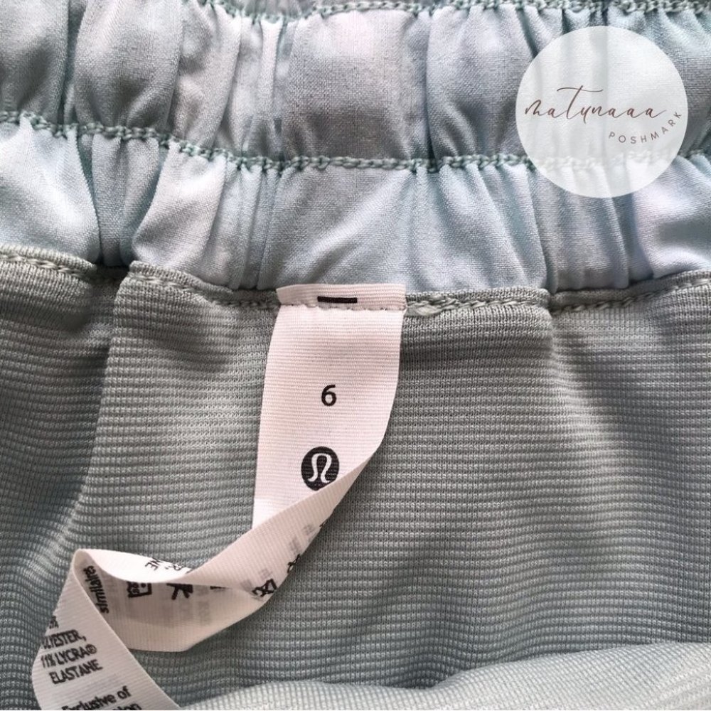 Lululemon Hotty Hot Low-Rise Lined Short 4" - Picture 2 of 3